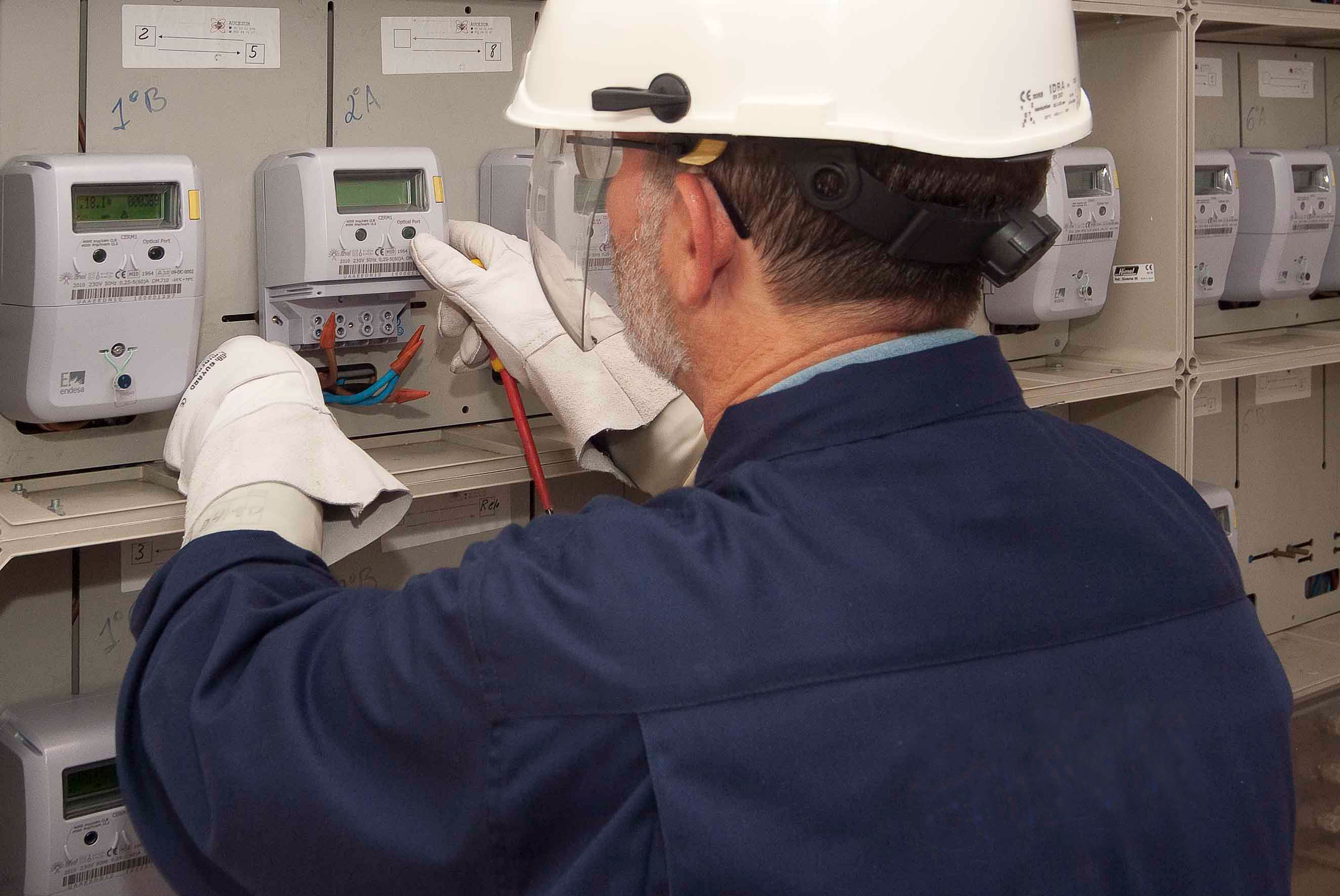 Operator working with a measurement equipment in a meter centralization