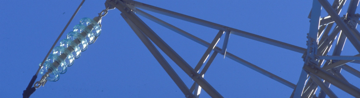  Detall d'una torre de distribució elèctrica d'alta tensió.