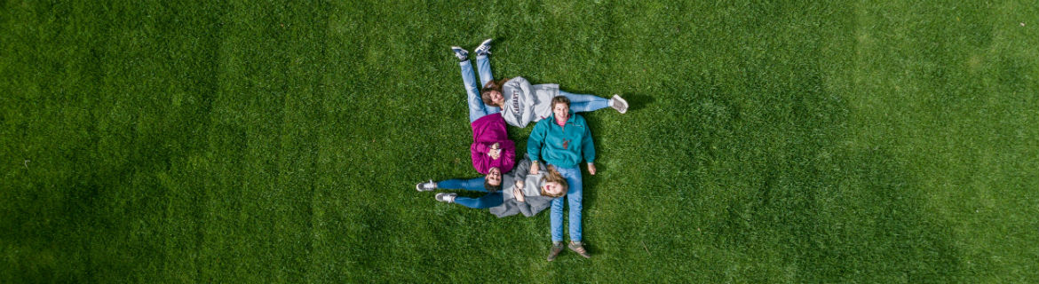  Una família gaudeix de la naturalesa tombats sobre l'herba