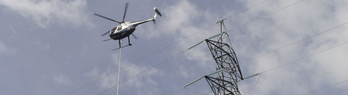 Helicòpter fent labors de manteniment en torres elèctriques