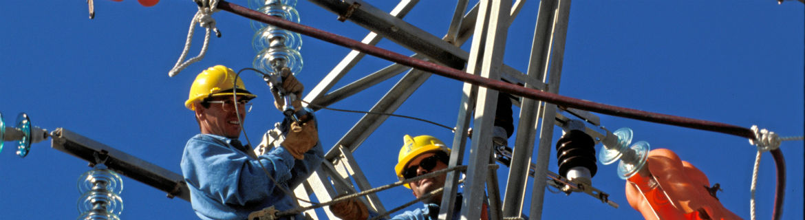 Operarios haciendo labores de reparación y mantenimiento en una torre eléctrica