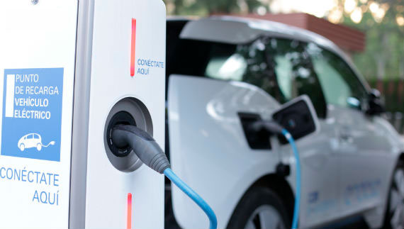 Electric car recharging the battery at an external recharging point