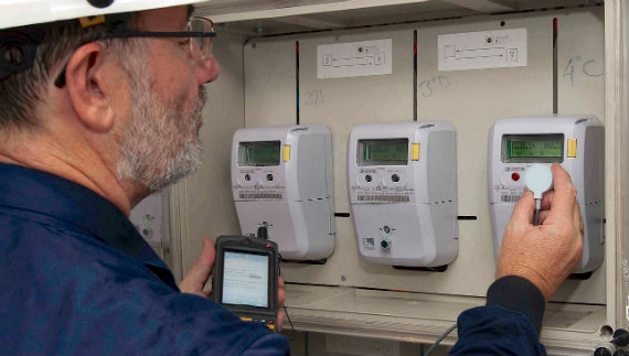 An operator obtains information from the smart meter through the optical scanner.
